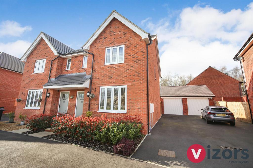 Mayors Drive, Alcester 3 bed semidetached house for sale £350,000