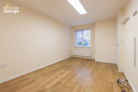 2 bedroom house to rent, Martineau Drive, Harborne, B32 2AR