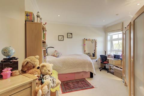 16 Mountview Close, London, NW11 7HG