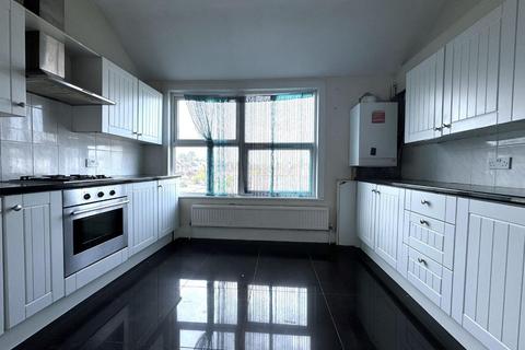 2 bedroom flat to rent, Windmill Hill, Enfield EN2