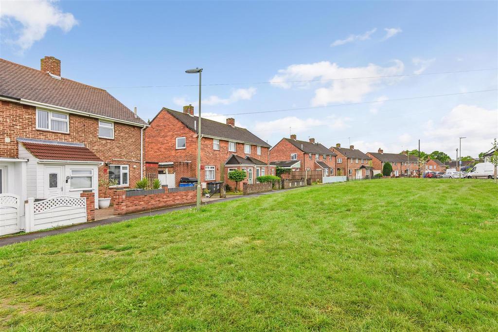 Blackdown Crescent, Havant 3 bed semidetached house for sale £290,000