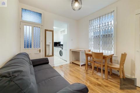 3 bedroom apartment to rent, Crownstone Road, Brixton