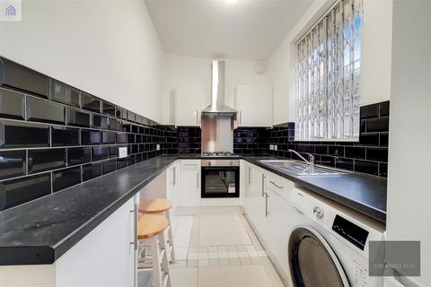 3 bedroom apartment to rent, Crownstone Road, Brixton
