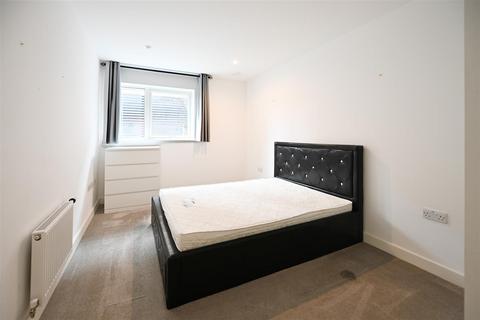 5 bedroom apartment to rent, Medlar Street, London, SE5