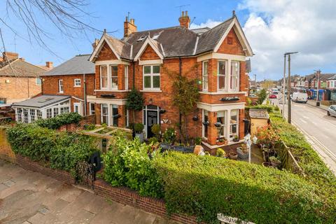 Bushmead Avenue, Bedford