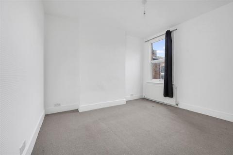 3 bedroom flat to rent, Deacon Road, London NW2