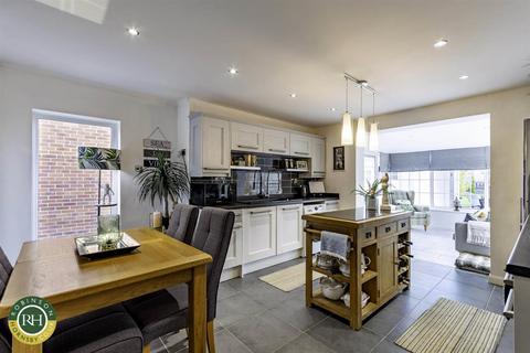 15 Crompton Avenue, Sprotbrough, Doncaster, DN5 8ED