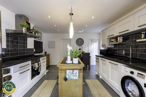 15 Crompton Avenue, Sprotbrough, Doncaster, DN5 8ED