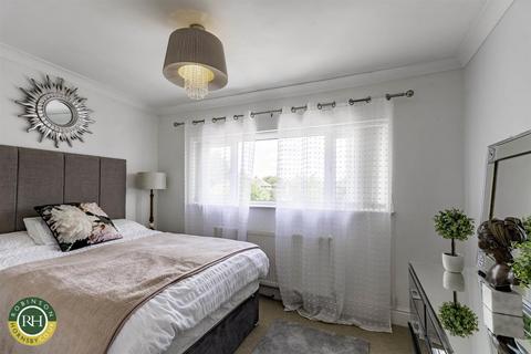 15 Crompton Avenue, Sprotbrough, Doncaster, DN5 8ED