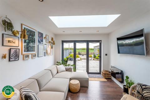 7 Chiltern Crescent, Sprotbrough, Doncaster, DN5 7PE