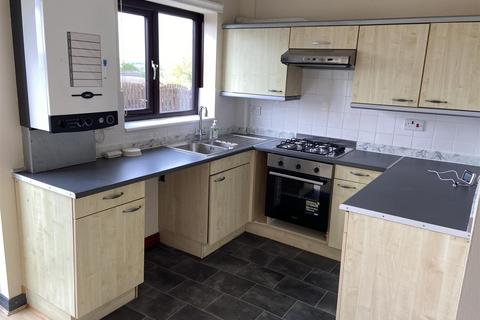 2 bedroom terraced house to rent, Castle Hill View, Heckmondwike WF16