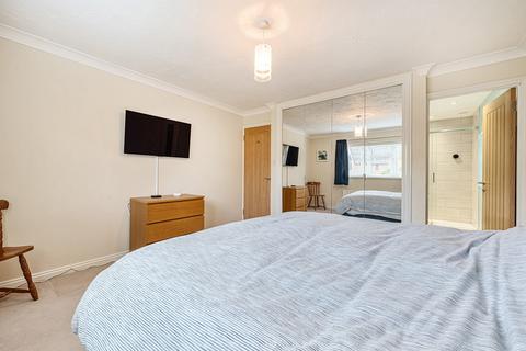 6 Bishops Drive, Wokingham, RG40 1WA