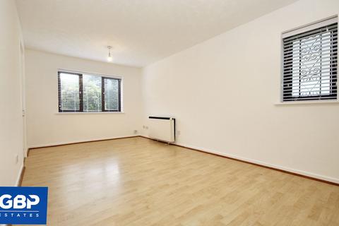 1 bedroom flat to rent, Hutchins Close, Hornchurch, RM12