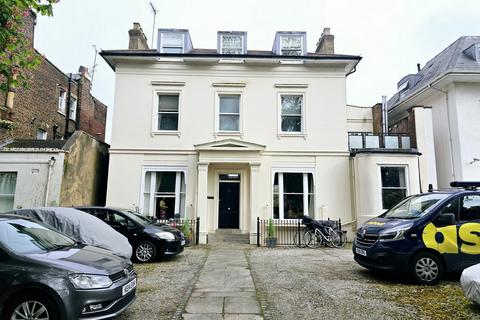 3 bedroom flat to rent, High Street, London, N8
