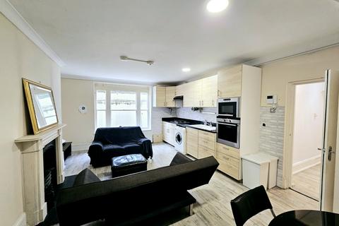 3 bedroom flat to rent, High Street, London, N8