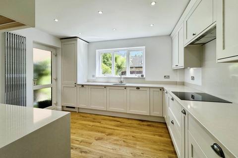 4 bedroom detached house to rent, Manor Park Drive, Wokingham RG40