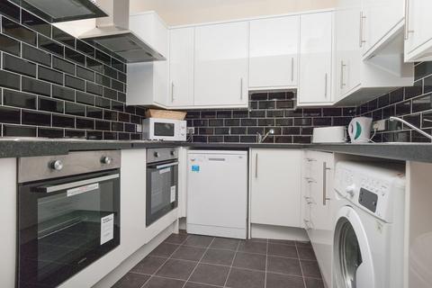 5 bedroom flat to rent, 2055L – South Clerk Street, Edinburgh, EH8 9PR