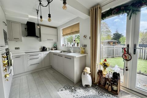 3 bedroom end of terrace house for sale, Knowler Hill, Liversedge, WF15