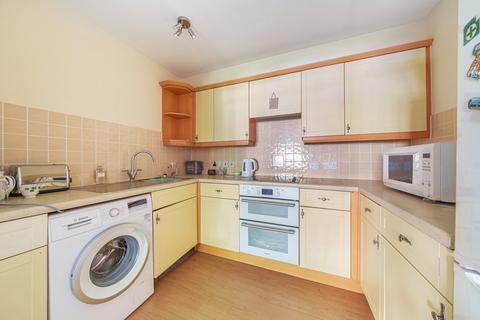 2 bedroom flat to rent, York Road, Woking, Surrey, GU22