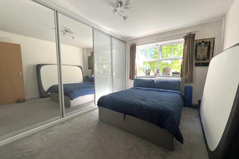 2 bedroom flat to rent, International Way, Sunbury-on-Thames TW16
