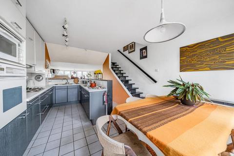 24 Highgate Spinney, London, N8 8AR