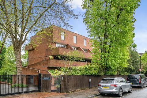 24 Highgate Spinney, London, N8 8AR