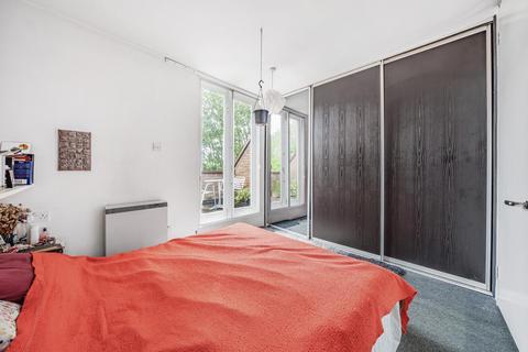 24 Highgate Spinney, London, N8 8AR