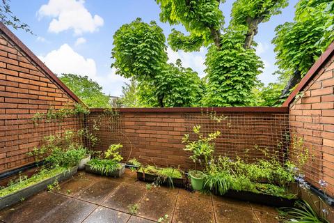 24 Highgate Spinney, London, N8 8AR