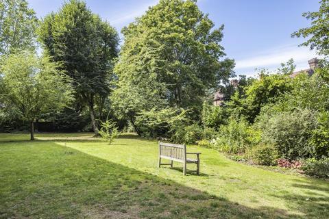 24 Highgate Spinney, London, N8 8AR