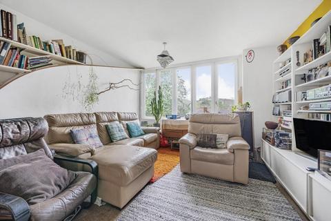 24 Highgate Spinney, London, N8 8AR