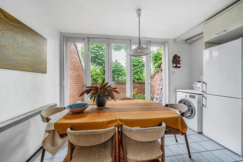 24 Highgate Spinney, London, N8 8AR