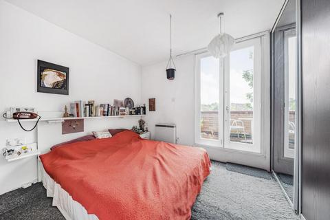 24 Highgate Spinney, London, N8 8AR