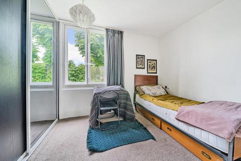 24 Highgate Spinney, London, N8 8AR