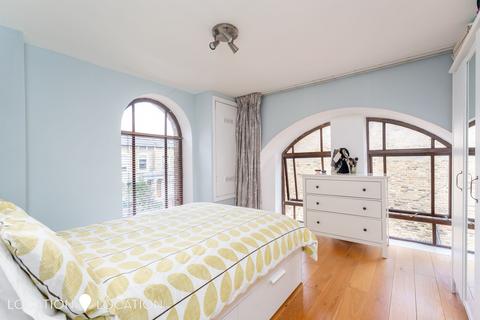 2 bedroom flat for sale, Ark Court, Alkham Road, N16