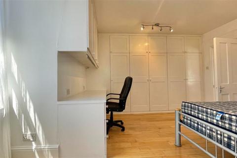 3 bedroom apartment to rent, London NW3