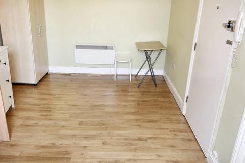 Studio to rent, High Road, London NW10