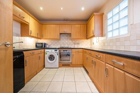 2 bedroom flat to rent, Sparkes Close Bromley BR2