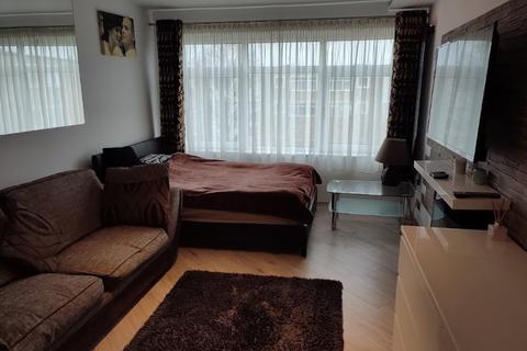 2 bedroom flat for sale, Farm Road, Hounslow TW4