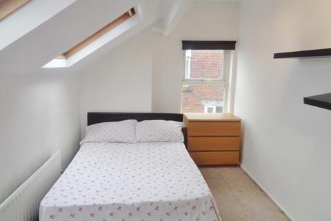 2 bedroom end of terrace house to rent, Woodville Terrace, Horsforth, Leeds, West Yorkshire, UK, LS18