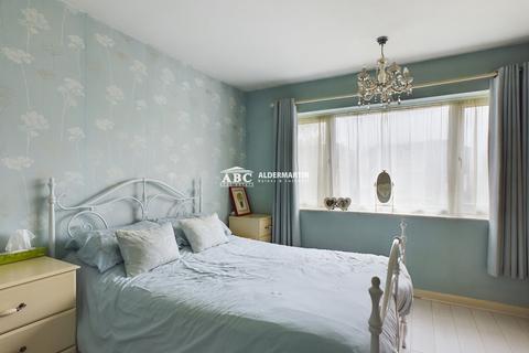 2 bedroom maisonette for sale, Summit Close, Edgware, HA8