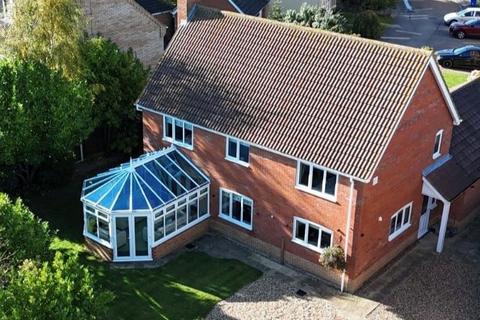 4 bedroom detached house to rent, Rowntree Close, NR32 4GA