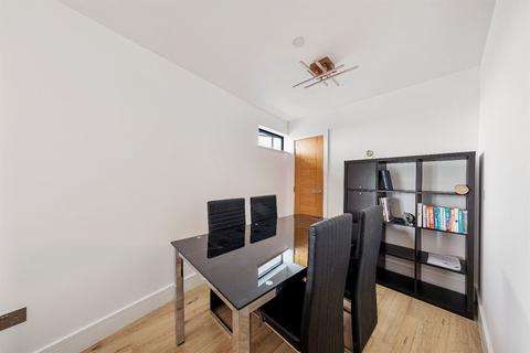 2 bedroom apartment to rent, 2 bedroom Second Floor Apartment in London