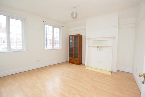 2 bedroom flat to rent, Queens Avenue, London N21