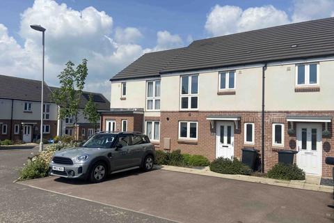 3 bedroom terraced house to rent, 10 Woodpecker Close, GL15