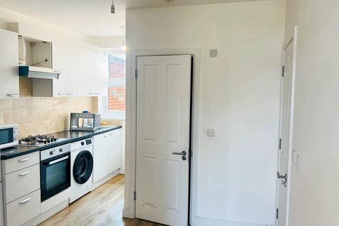 2 bedroom flat to rent, The Green, London E4