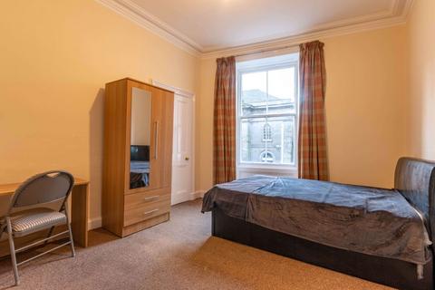 3 bedroom flat to rent, 1479L – South Clerk Street, Edinburgh, EH8 9JD