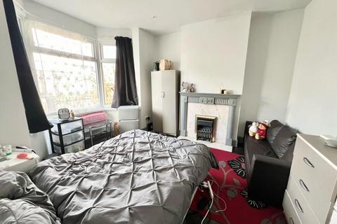 4 bedroom end of terrace house for sale, Evesham Road, London E15