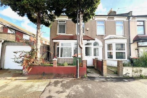 3 bedroom end of terrace house for sale, Evesham Road, London E15