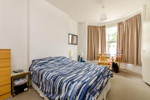 2 bedroom flat to rent, Heslop Road, Nightingale Triangle, London, SW12