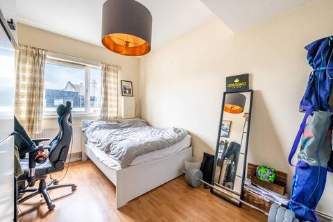 3 bedroom flat for sale, Falcon Road, Clapham Junction, London, SW11